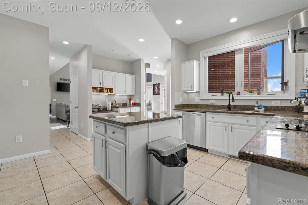 49501 Sandra Drive Shelby Charter Township, MI 48315
