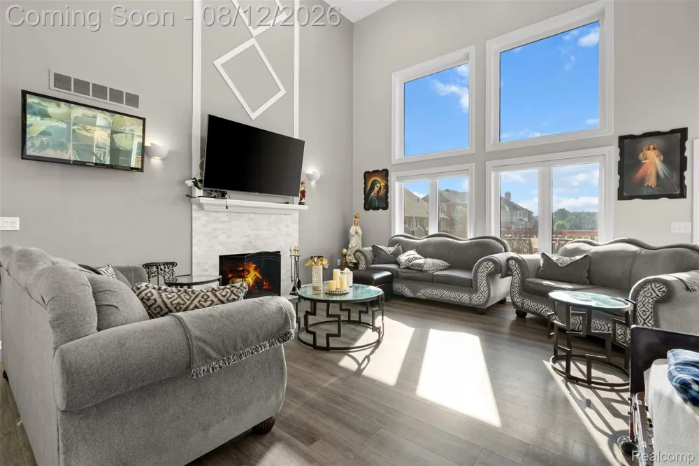 49501 Sandra Drive Shelby Charter Township, MI 48315