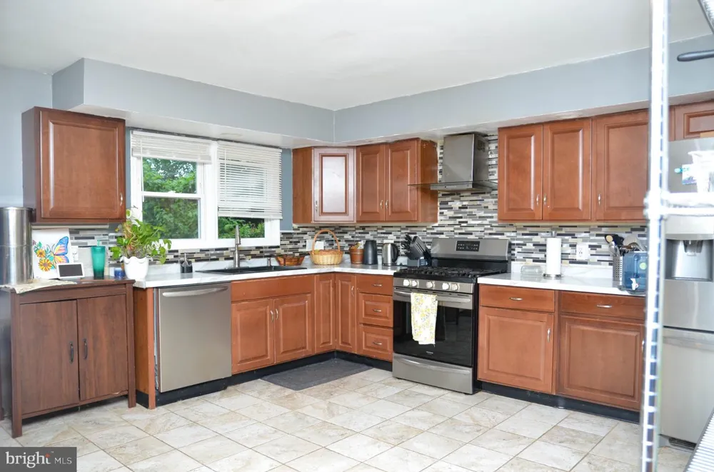 528 VINE STREET Camden, NJ 08102