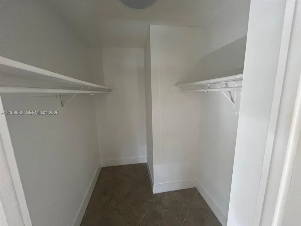 498 NW 165th St #D-501 Miami, FL 33169