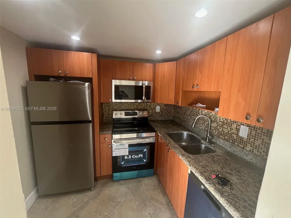 498 NW 165th St #D-501 Miami, FL 33169