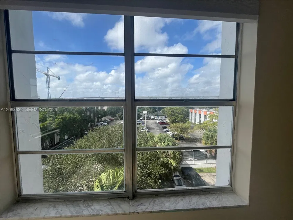 498 NW 165th St #D-501 Miami, FL 33169