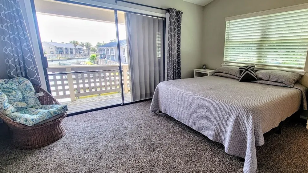 2004 Bayhouse Drive #2004 Rockport, TX 78382