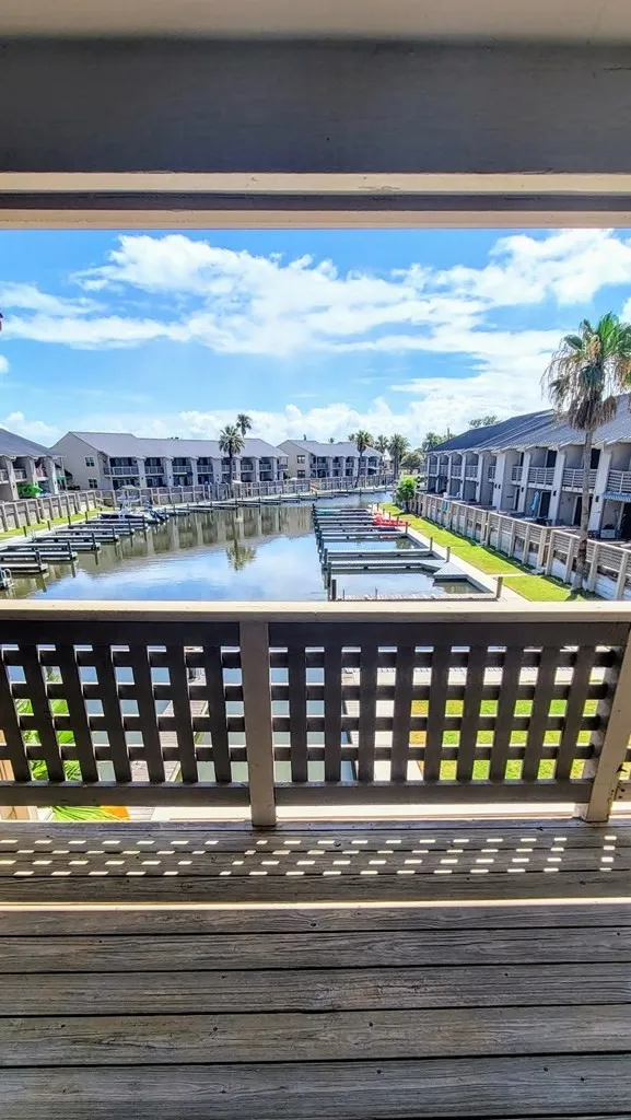 2004 Bayhouse Drive #2004 Rockport, TX 78382