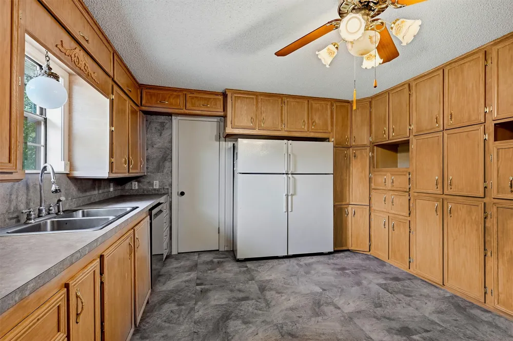 3721 Rock Creek Road Whitesboro, TX 76273