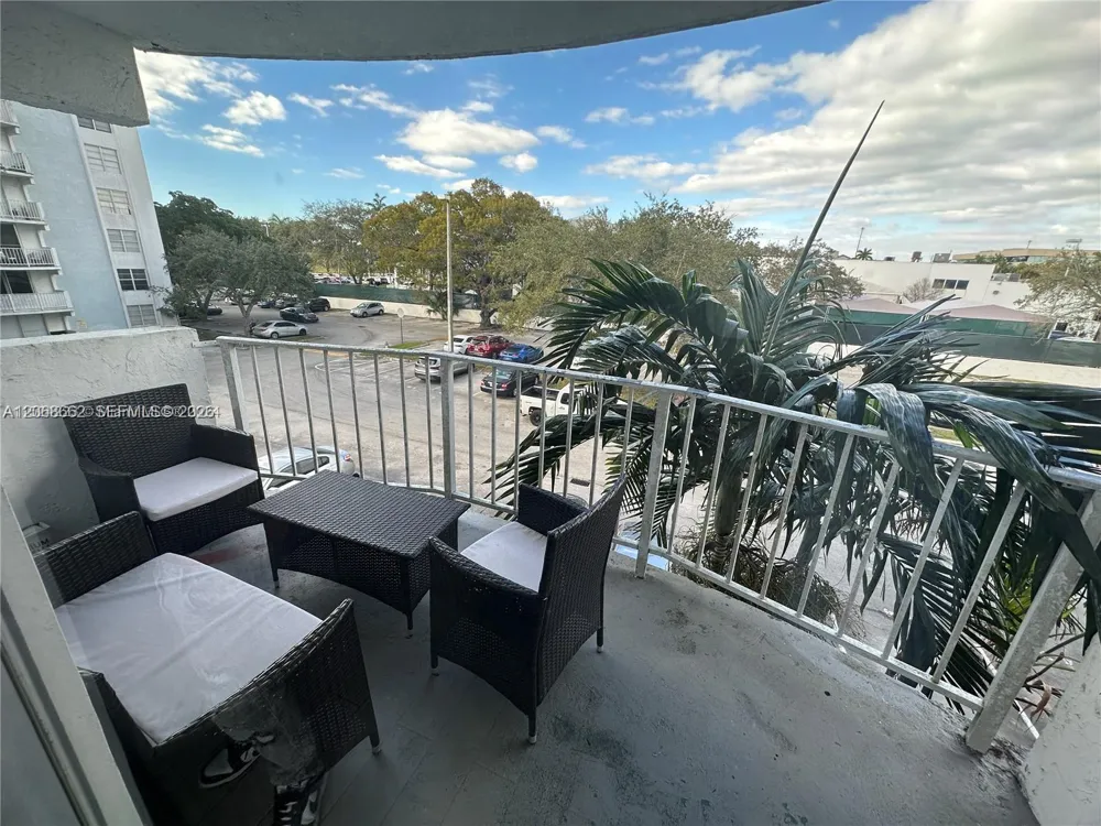 486 NW 165th St #b-303 Miami, FL 33169