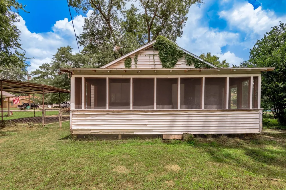 1107 W Dogwood Street Woodville, TX 75979