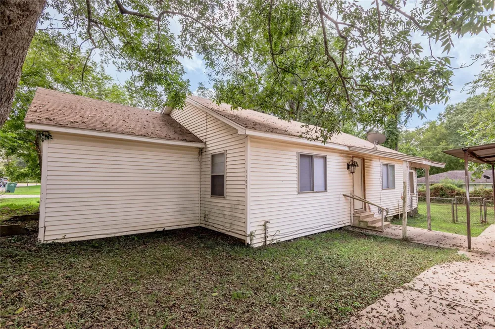 1107 W Dogwood Street Woodville, TX 75979