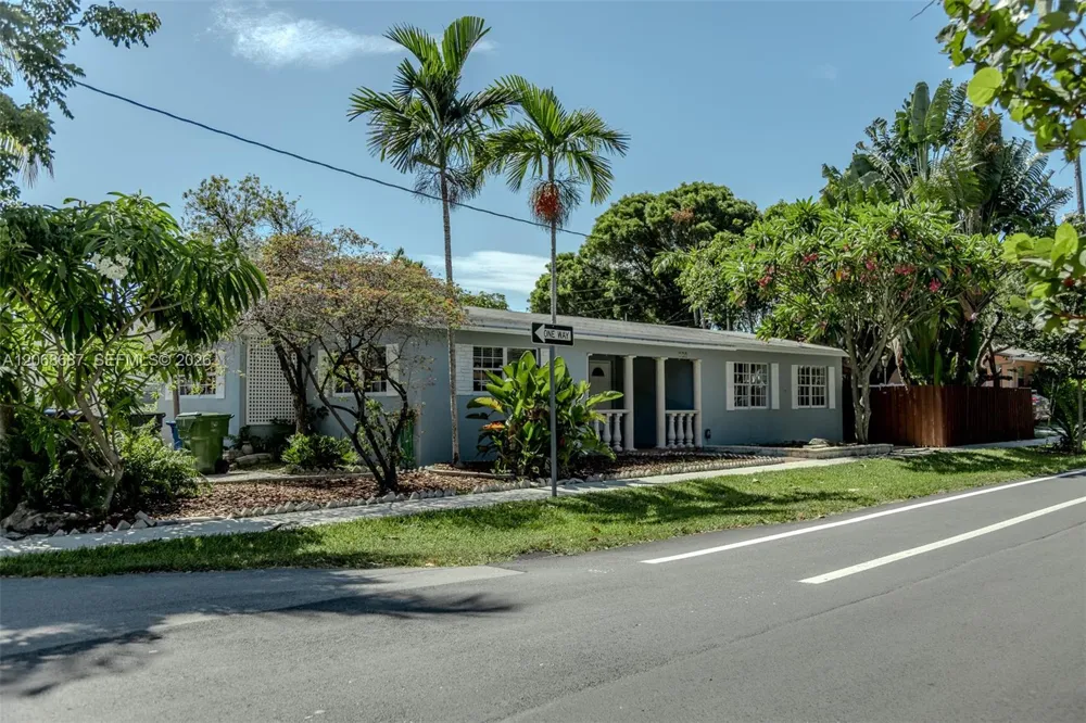 729 NE 2nd Ct #729 Hallandale Beach, FL 33009