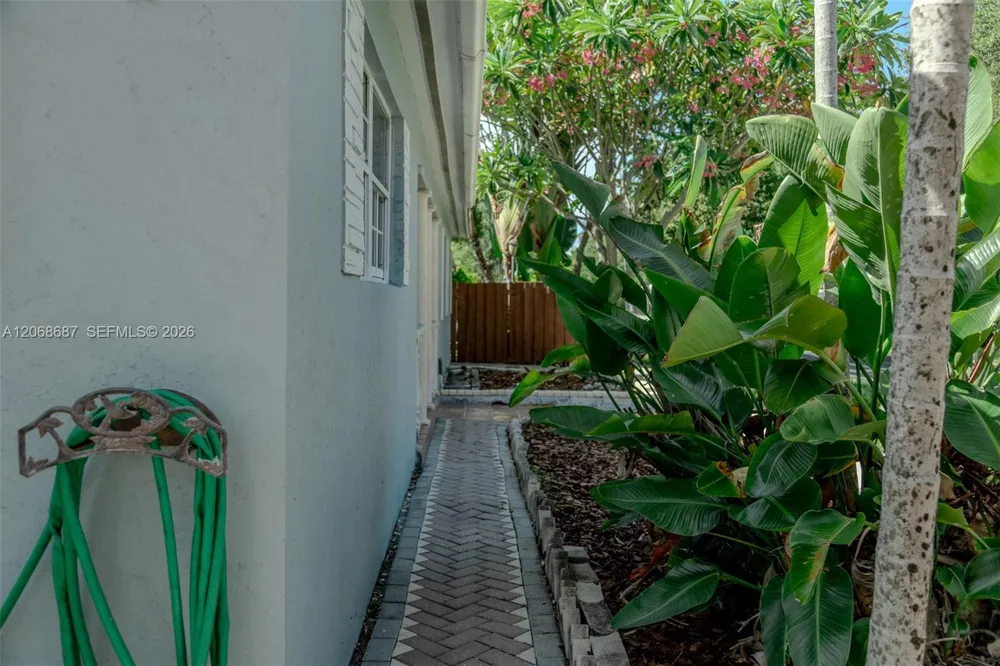 729 NE 2nd Ct #729 Hallandale Beach, FL 33009