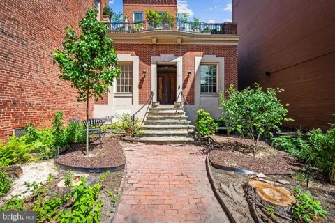 16 W READ STREET