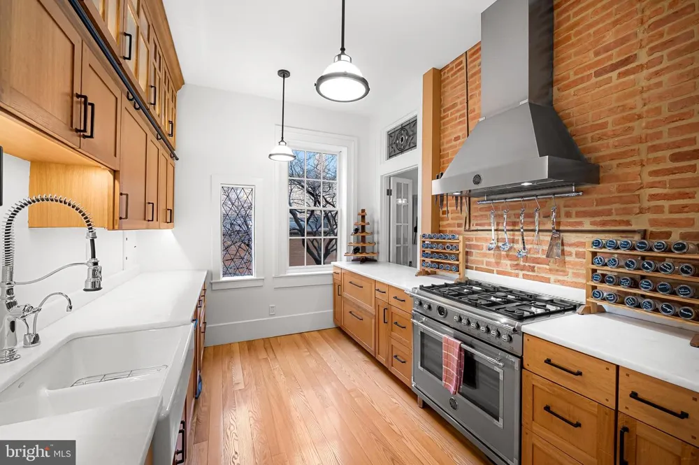 16 W READ STREET Baltimore, MD 21201