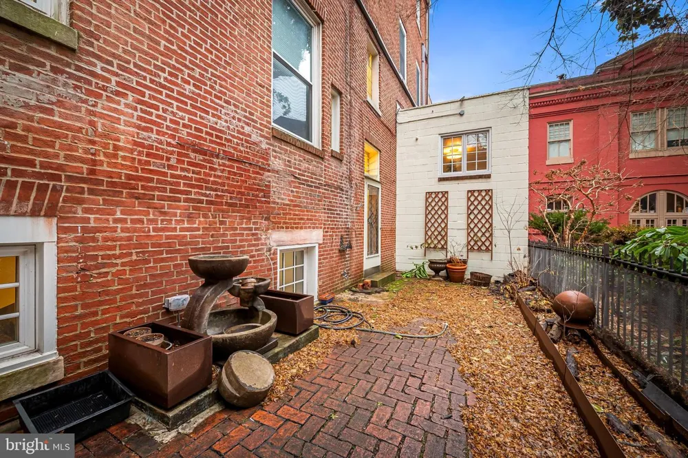16 W READ STREET Baltimore, MD 21201