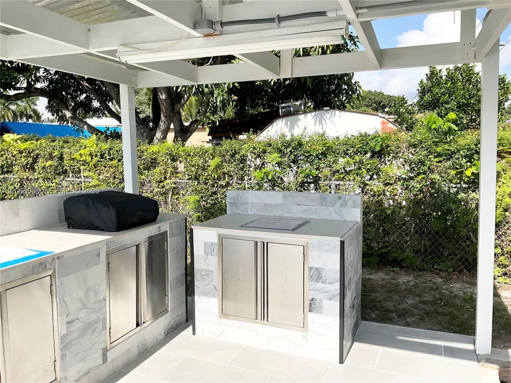 161 NW 145th St Miami, FL 33168