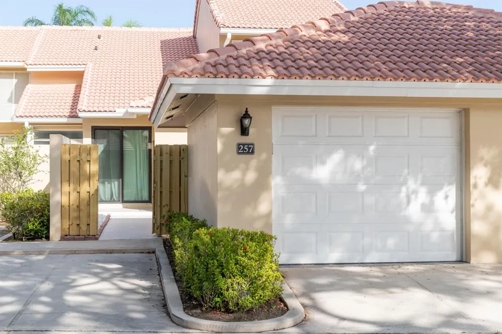 257 OLD MEADOW WAY Palm Beach Gardens, FL 33418
