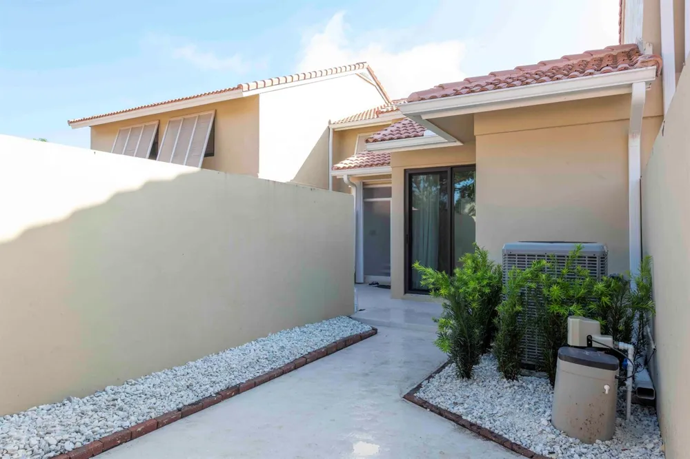 257 OLD MEADOW WAY Palm Beach Gardens, FL 33418