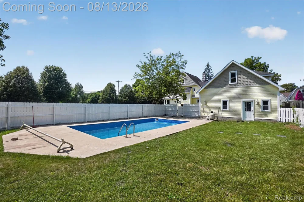 403 Ellen Street E Fenton City, MI 48430