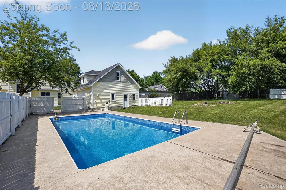 403 Ellen Street E Fenton City, MI 48430