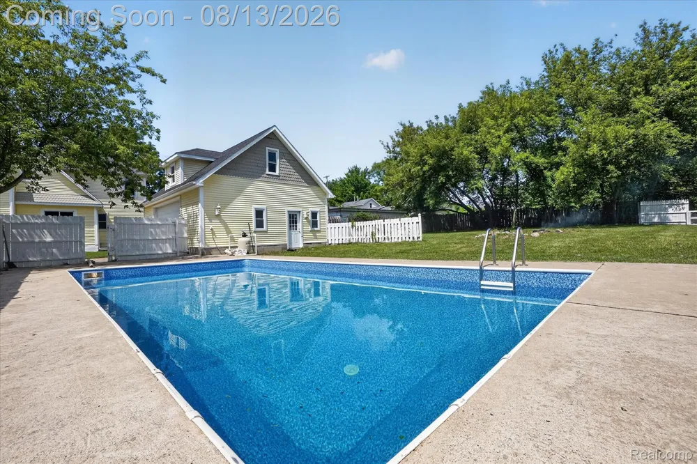403 Ellen Street E Fenton City, MI 48430