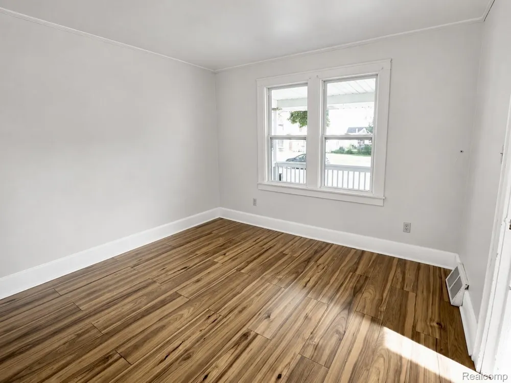 7271 Wiegand Center Line City, MI 48015