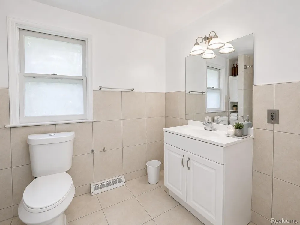 7271 Wiegand Center Line City, MI 48015