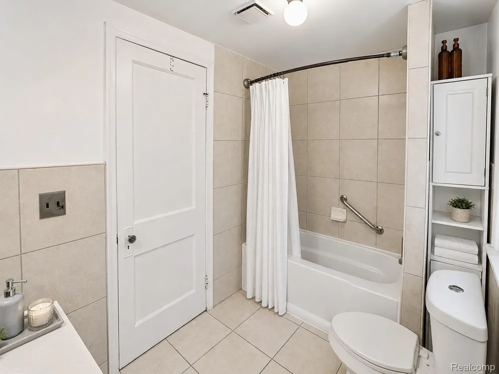 7271 Wiegand Center Line City, MI 48015