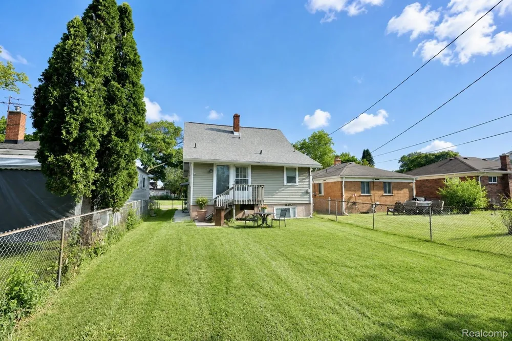 7271 Wiegand Center Line City, MI 48015
