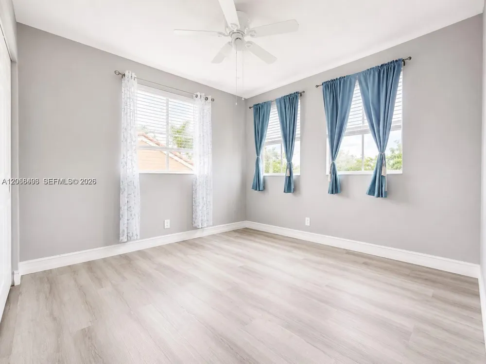 963 Falling Water Rd Weston, FL 33326