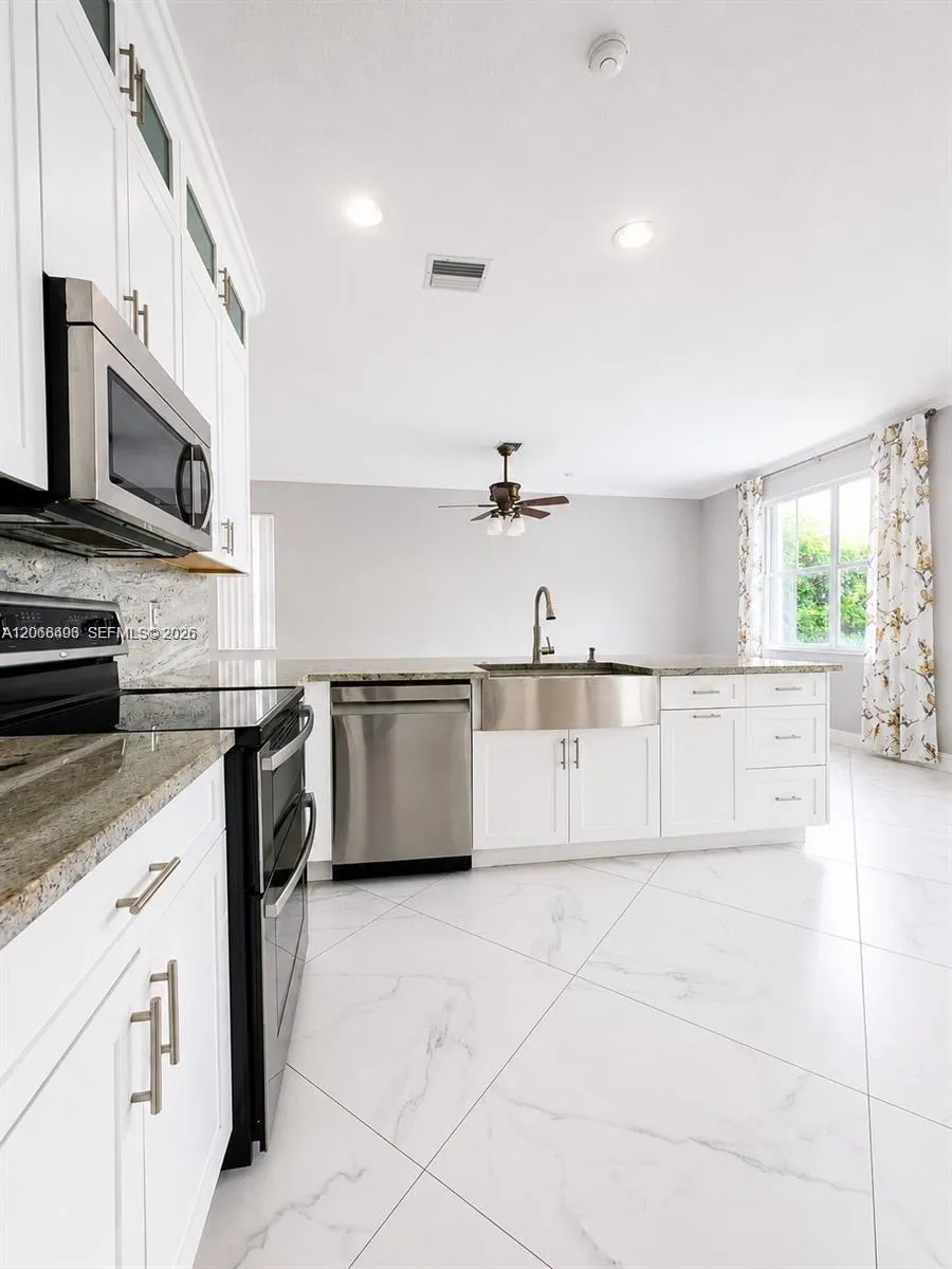 963 Falling Water Rd Weston, FL 33326
