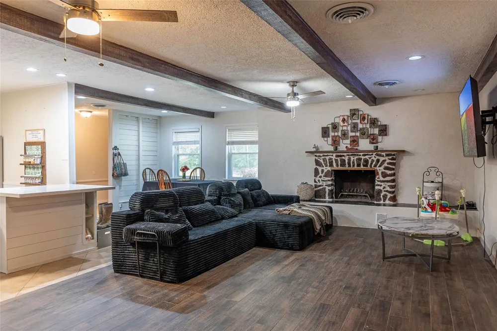 302 Oak Lane Village Mills, TX 77663