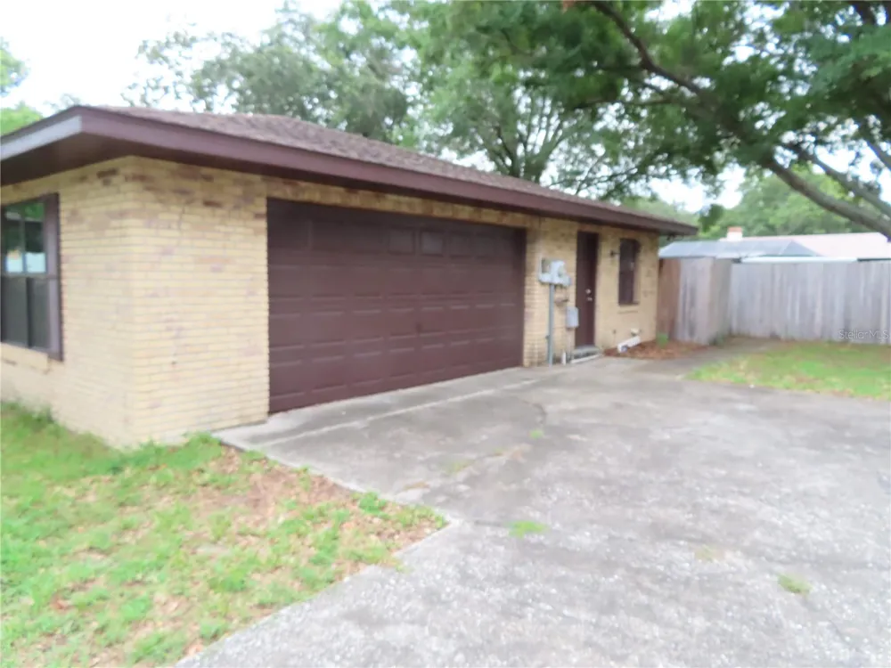 2016 AMESBURY DRIVE Auburndale, FL 33823