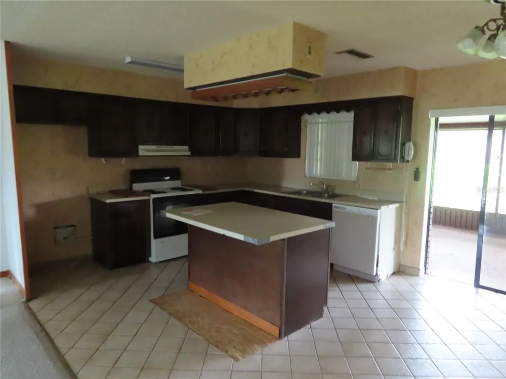 2016 AMESBURY DRIVE Auburndale, FL 33823