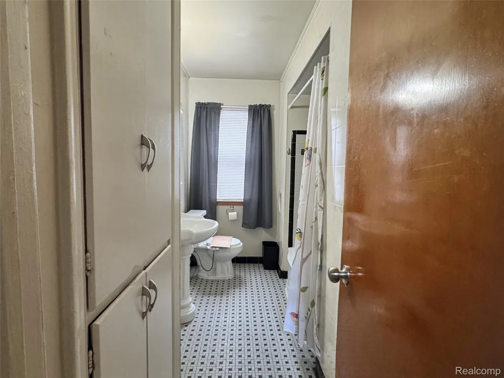 19150 Glenmore Redford Charter Township, MI 48240