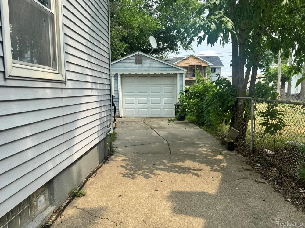 19150 Glenmore Redford Charter Township, MI 48240