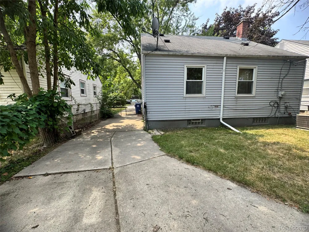19150 Glenmore Redford Charter Township, MI 48240