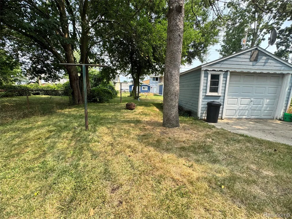 19150 Glenmore Redford Charter Township, MI 48240