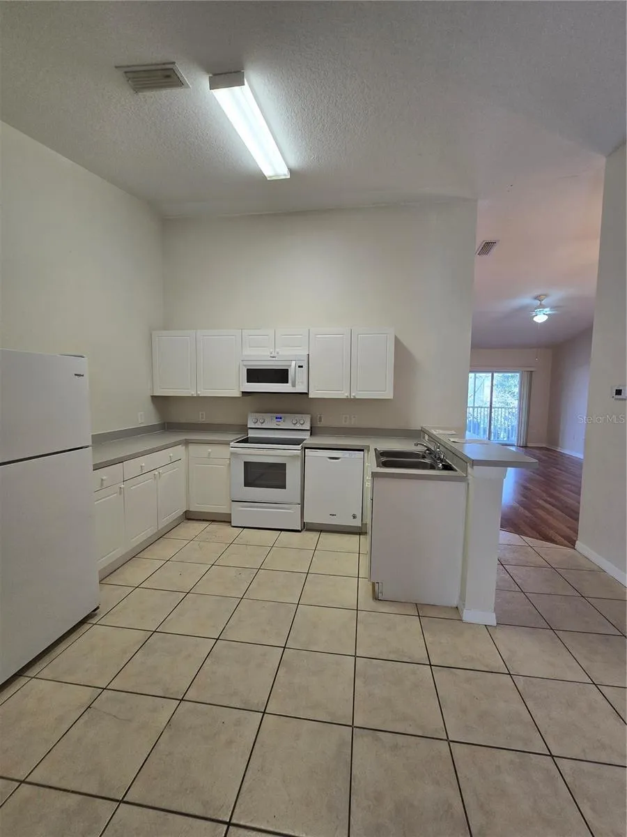 2790 CLUB CORTILE CIRCLE #B Kissimmee, FL 34746