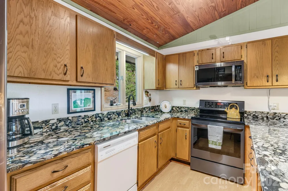 38 Bee Tree Lane Mars Hill, NC 28754