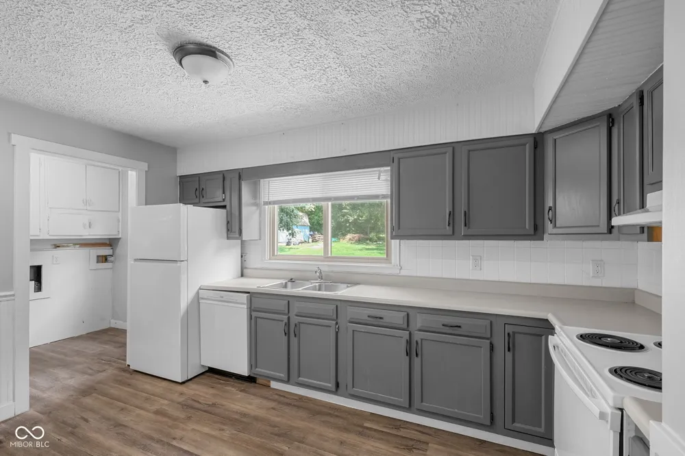 1075 S Morgantown Road Greenwood, IN 46143