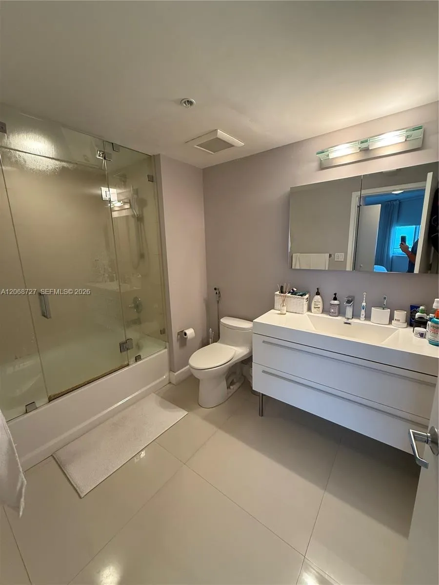 335 S Biscayne Blvd #1805 Miami, FL 33131