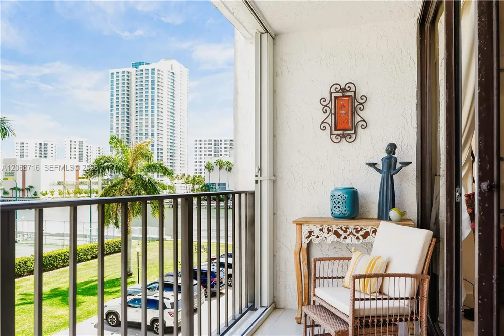 400 Leslie Dr #319 Hallandale Beach, FL 33009