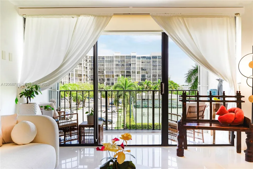 400 Leslie Dr #319 Hallandale Beach, FL 33009