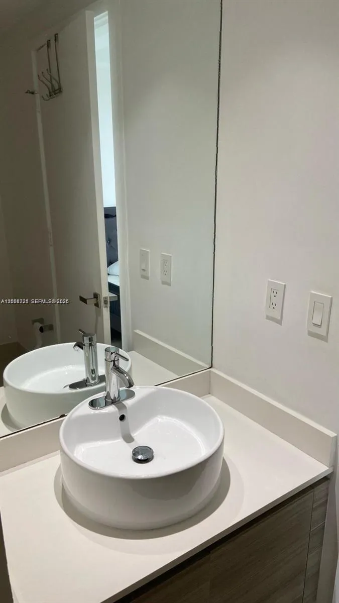 121 NE 34th St #915 Miami, FL 33137