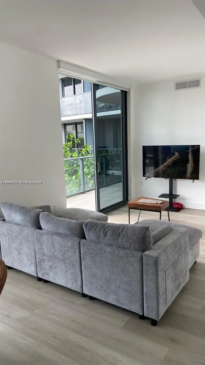 121 NE 34th St #915 Miami, FL 33137
