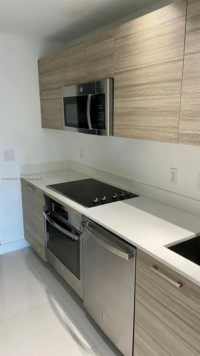 121 NE 34th St #915 Miami, FL 33137