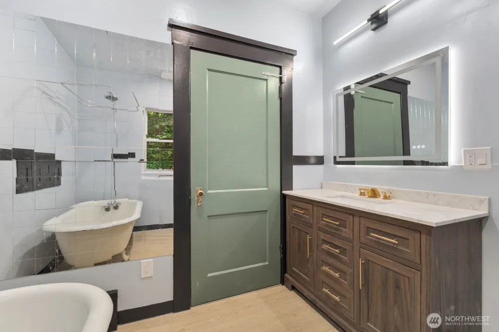 2109 Aurora Avenue Seattle, WA 98109