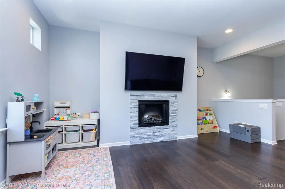 57 Kaprol Drive Troy City, MI 48098