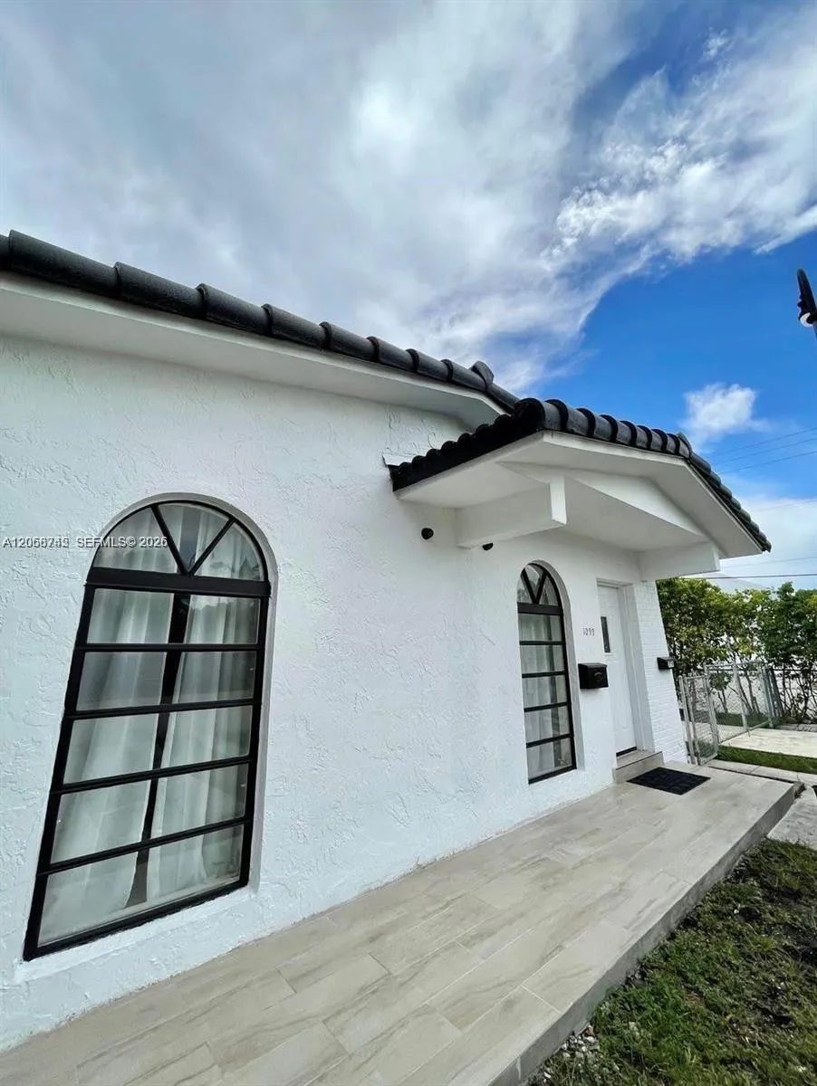1097 E 1st Ave Hialeah, FL 33010