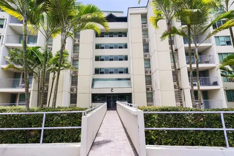 37 Atrium Park CALLE REGINA MEDINA #C-604
