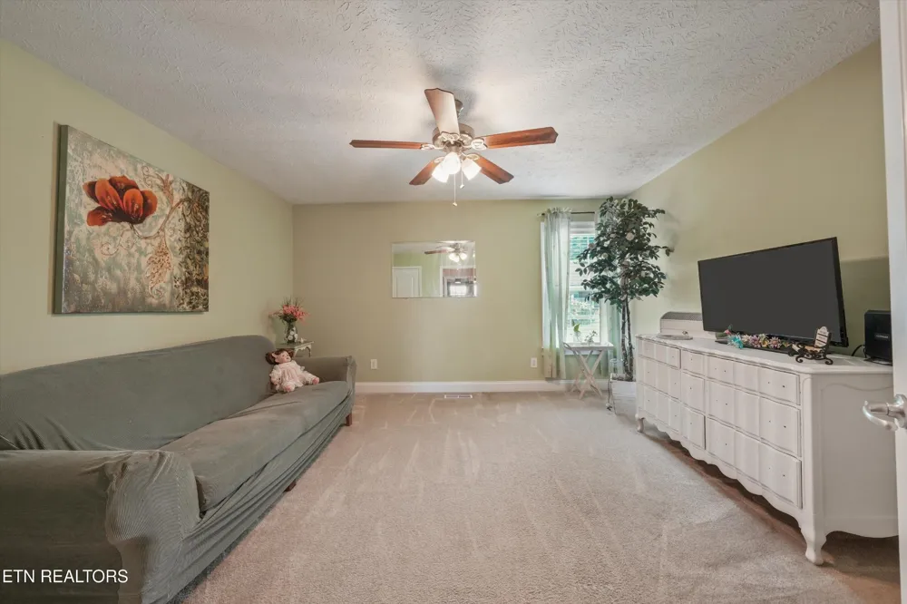 225 Hillsborough Lane Lenoir City, TN 37772